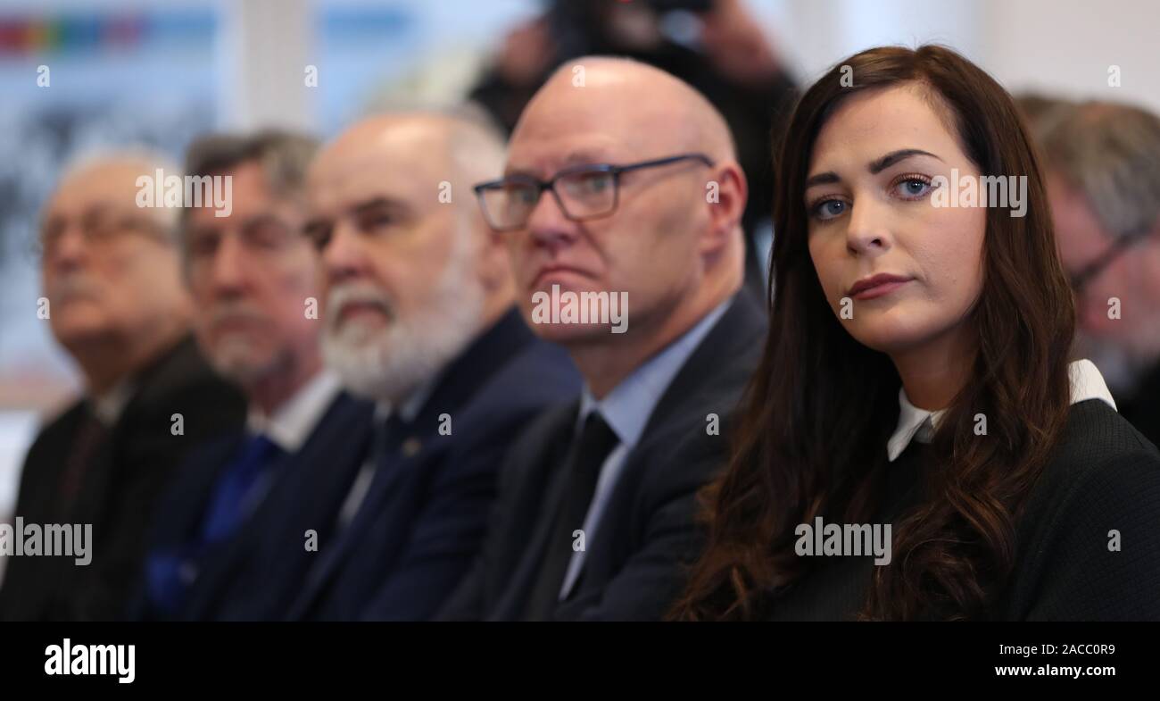 (De gauche à droite) le Sinn Fein candidats Oliver McMullan, Micky Brady, Francie Molloy, Paul Maskey et Orfhlaith Begley, lors du lancement du manifeste du parti à la Playhouse Theatre à Londonderry. Banque D'Images