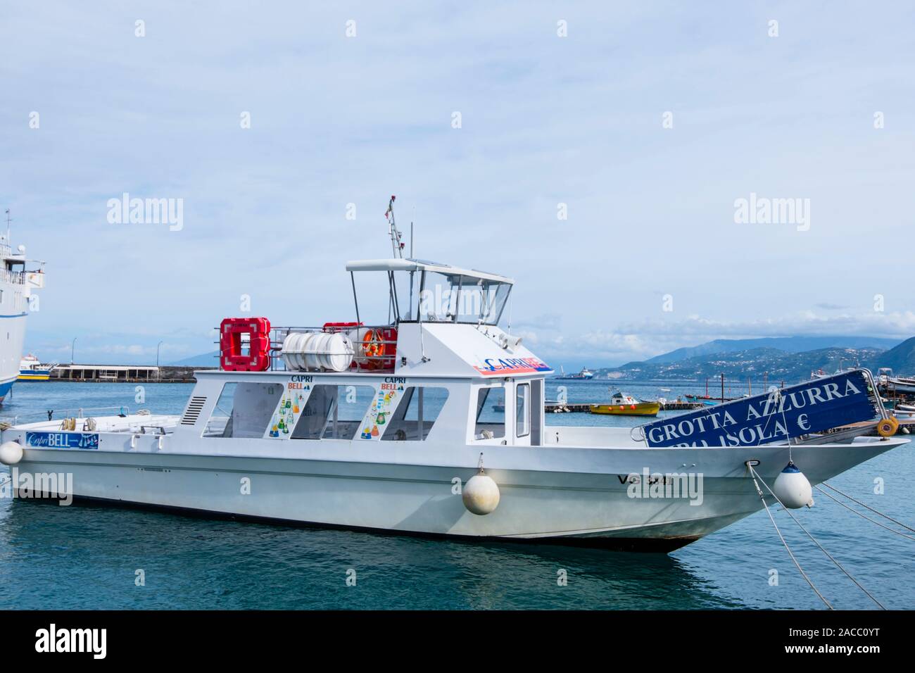 Bateau d'excursion à la grotte bleue, Ferry Port, Capri, Italie Banque D'Images