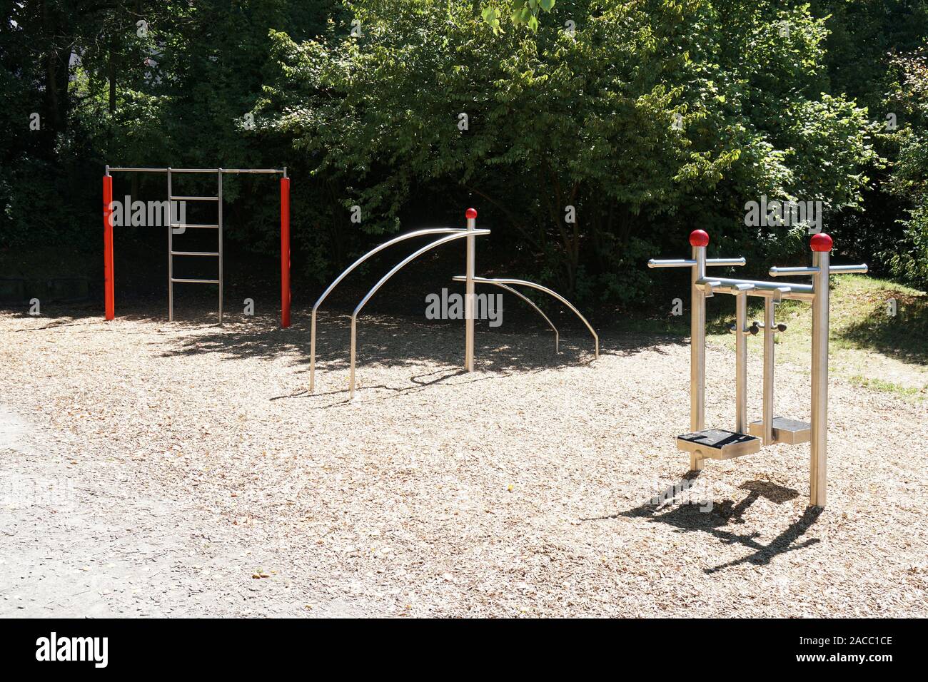 Sport en plein air avec des appareils de fitness et de musculation en parc public en Allemagne Banque D'Images