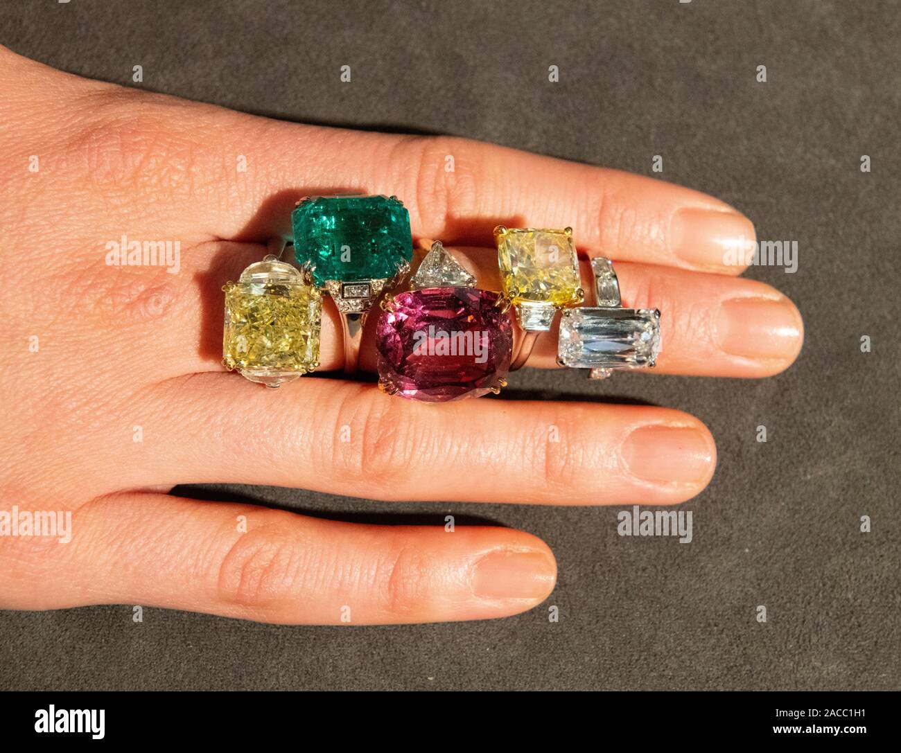 Bonhams, Londres, Royaume-Uni. 2 décembre 2019. London Bijoux vente aperçu. Une couleur fantaisie Diamond et Diamond Ring, £35,000-45,000 ; un anneau de diamant et d'émeraude, £160,000-180,000 ; un spinelle et bague à diamants, £ 180 000 - 200 000 ; une couleur fantaisie et diamants bague en diamant par Graff, £140,000-160,000 ; un seul diamant-stone ring par Boodles, 200,000-300,000 €. Credit : Malcolm Park/Alamy Live News. Banque D'Images