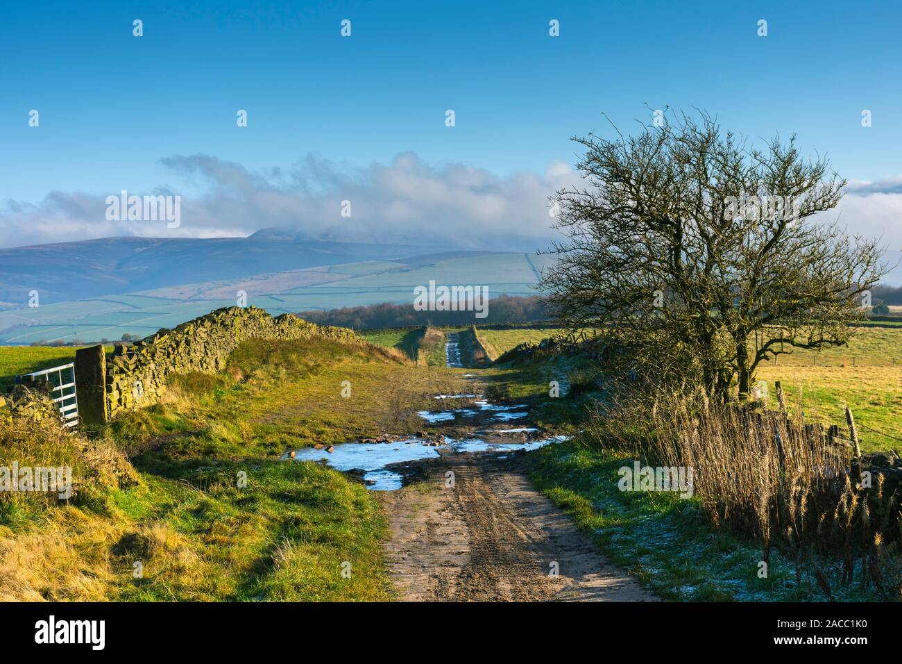 La brume couvrait Kinder Scout plateau dans le Peak District, Derbyshire, de Black Lane sur Mellor Moor, près de Mellor, Greater Manchester, Angleterre, RU Banque D'Images