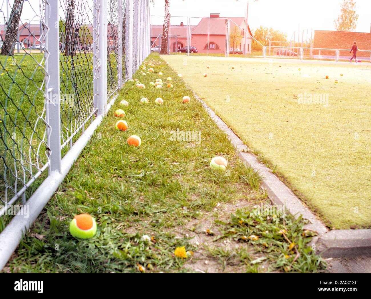 Grand terrain de tennis avec l'herbe verte et de boules colorées. Sports et tennis concept, l'arrière-plan, l'espace de copie, le mode de vie Banque D'Images