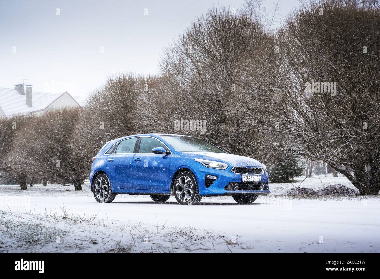 Minsk, Belarus - 26 novembre 2019 : Kia Ceed 2018 voiture sur route de campagne enneigée Banque D'Images