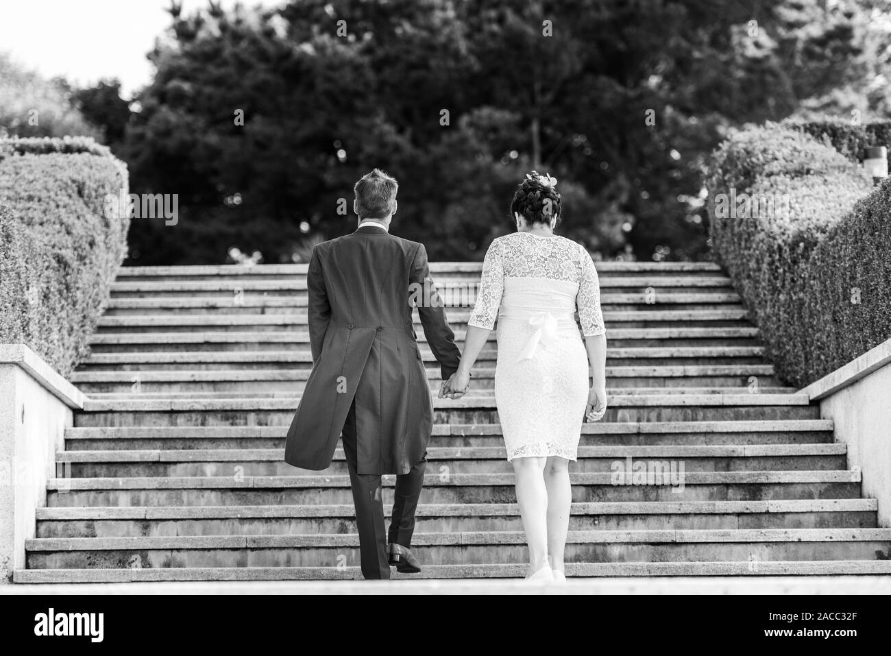 Un couple mixte marié à Tregenna Castle Resort et Carbis Bay Beach, village balnéaire, Saint Ives, (Caucasien, Noir), mariée enceinte, grossesse Banque D'Images