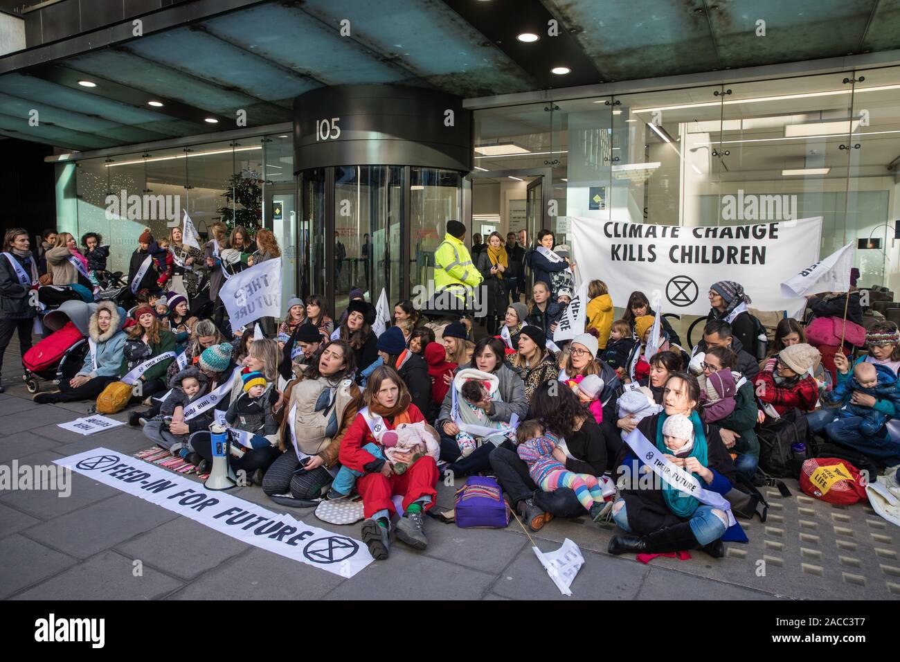 Londres, Royaume-Uni. 2 Décembre, 2019. Les mères de familles militant XR infirmière leurs bébés devant le siège du parti dans le cadre d'une infirmière itinérante en dehors des locaux des différents partis politiques pour exiger qu'ils mettent l'urgence écologique et climatique au cœur de leurs campagnes d'élection générale. Credit : Mark Kerrison/Alamy Live News Banque D'Images