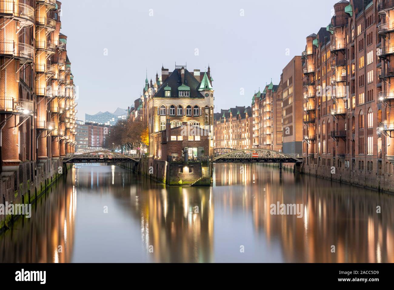26 novembre 2019, Hambourg : vue sur le château à douves dans la Speicherstadt à Hambourg. La Speicherstadt est la plus grande collection au monde d'entrepôts historiques. Il appartient au patrimoine culturel mondial de l'Unesco. Photo : Stephan Schulz/dpa-Zentralbild/ZB Banque D'Images