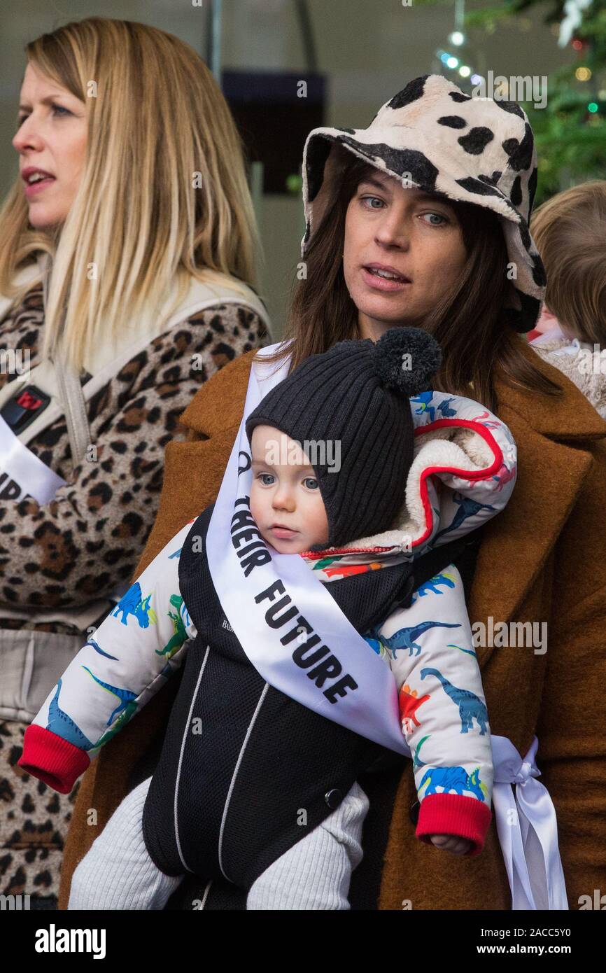 Londres, Royaume-Uni. 2 Décembre, 2019. Les mères de familles militant XR infirmière leurs bébés devant le siège du parti dans le cadre d'une infirmière itinérante en dehors des locaux des différents partis politiques pour exiger qu'ils mettent l'urgence écologique et climatique au cœur de leurs campagnes d'élection générale. Credit : Mark Kerrison/Alamy Live News Banque D'Images