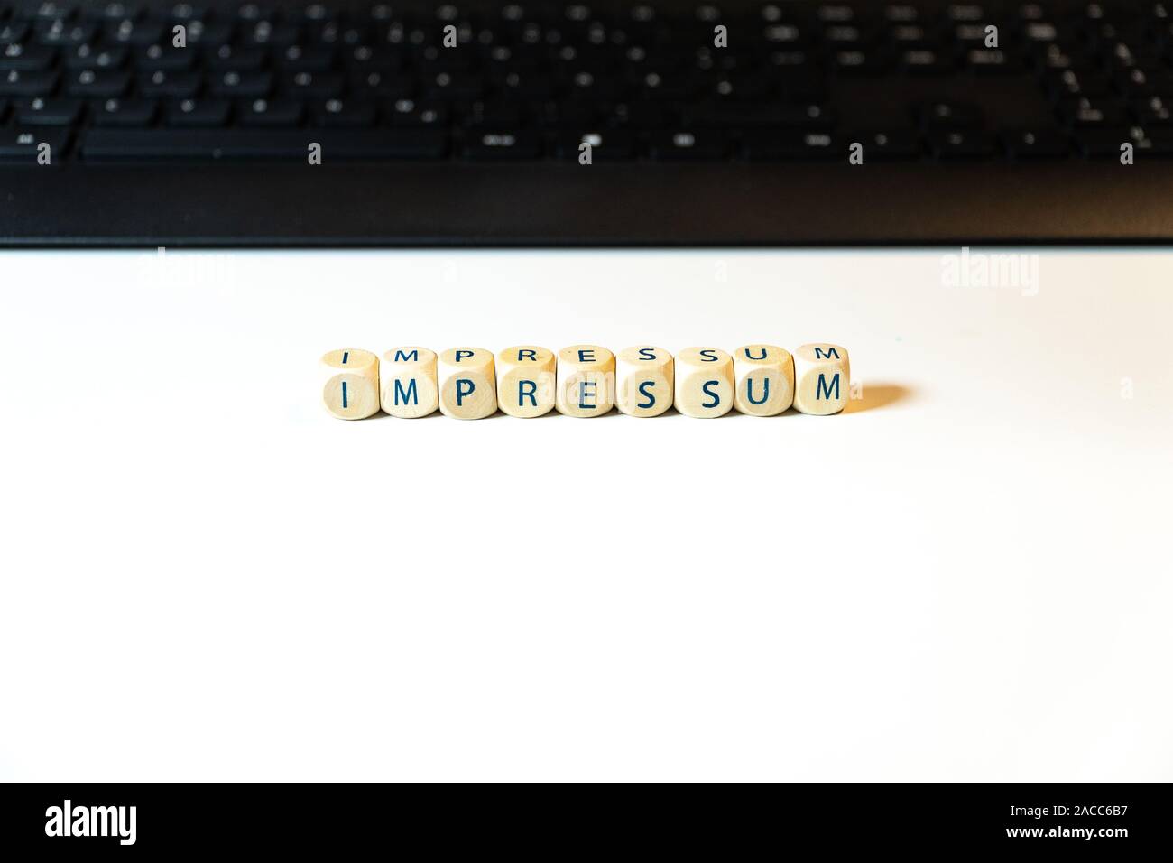 Cubes en bois avec le mot allemand "Impressum" pour mentions légales Mentions légales avec un clavier noir sur fond blanc Banque D'Images