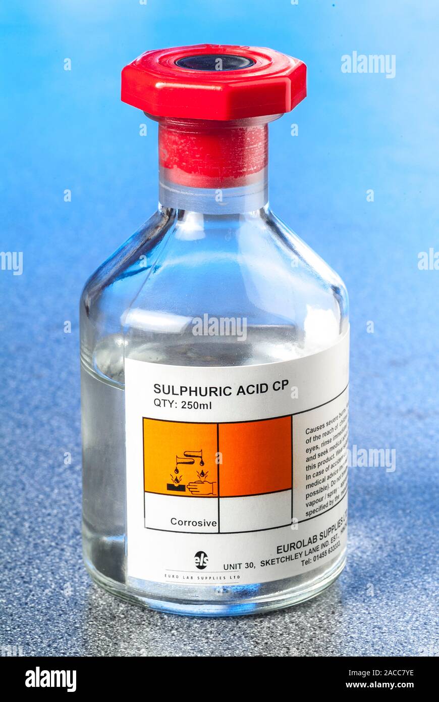 Bouteille d'acide sulfurique. L'étiquette de danger prévient que cet acide  fort (H2SO4) est extrêmement corrosif. Il s'agit d'un produit chimique de  laboratoire de base, utilisé dans un Photo Stock - Alamy