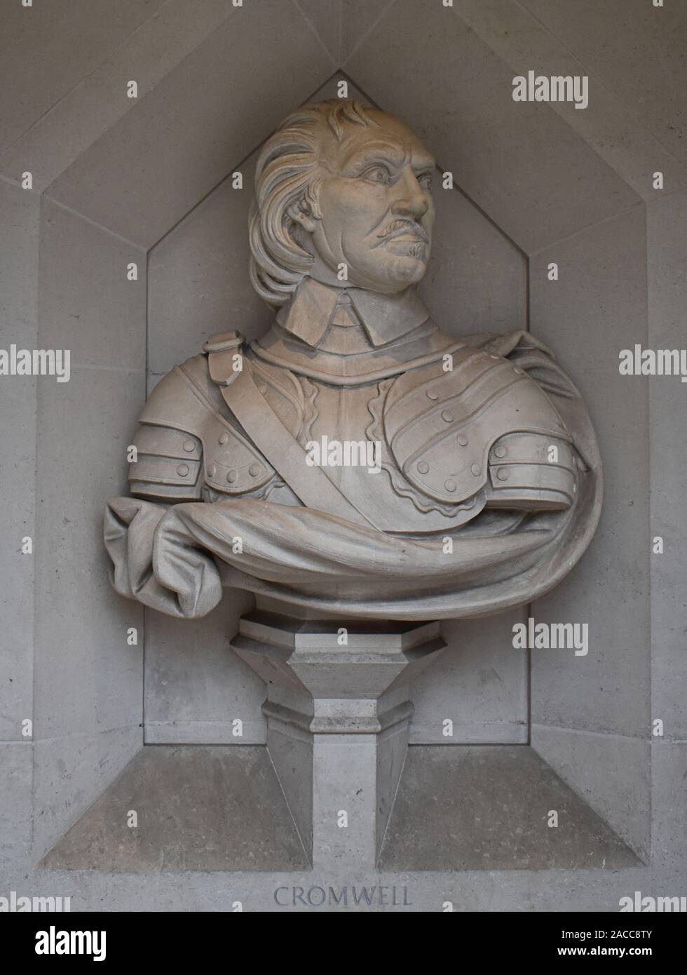 Buste d'Oliver Cromwell en dehors de Guildhall Art Gallery, Guildhall Yard, Moorgate, London EC2 Banque D'Images