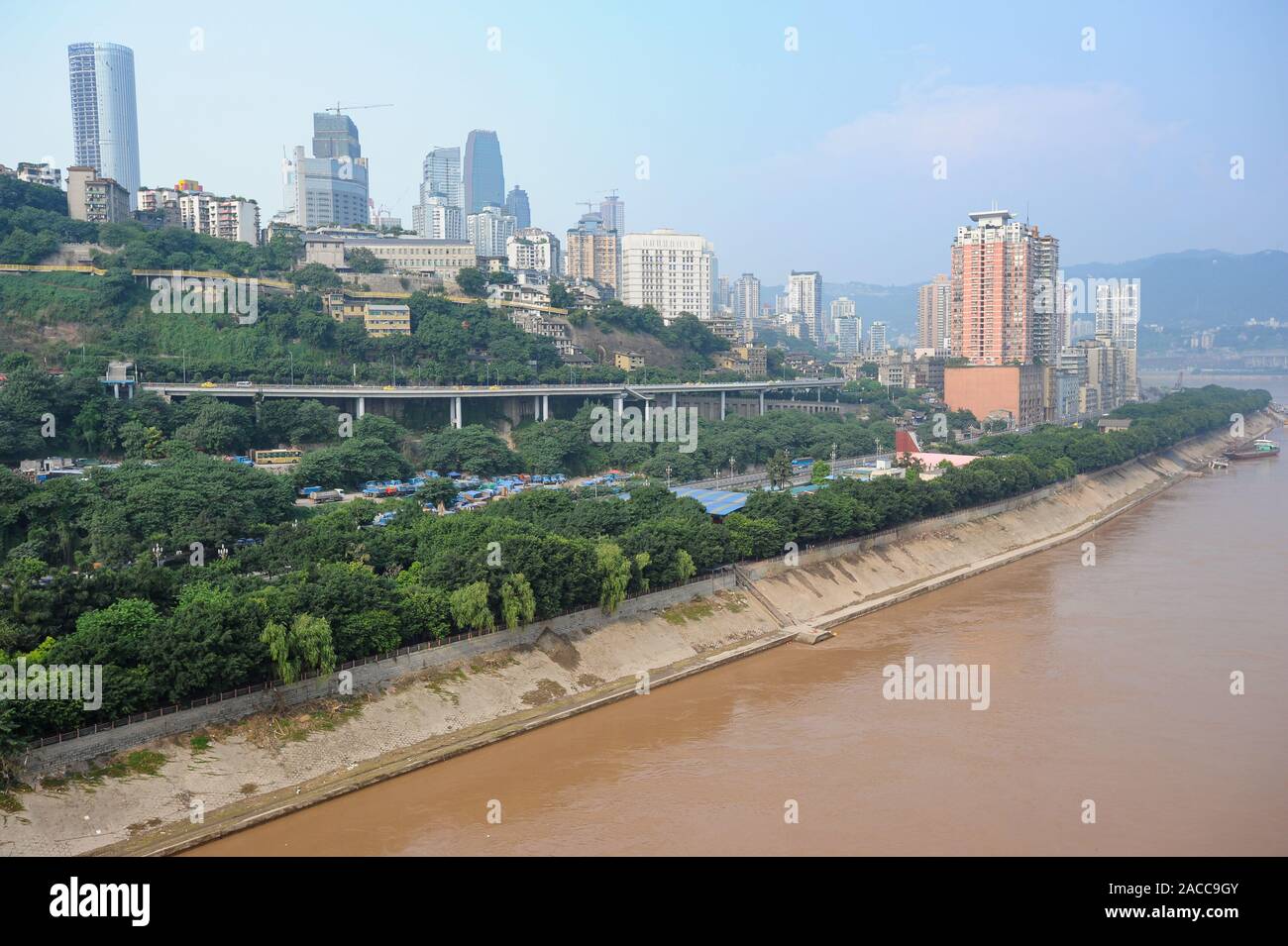 04.08.2012, Chongqing, Chine - portrait de la ville sur la rive de la rivière Yangtze. La ville est située au confluent de deux rivières. Banque D'Images