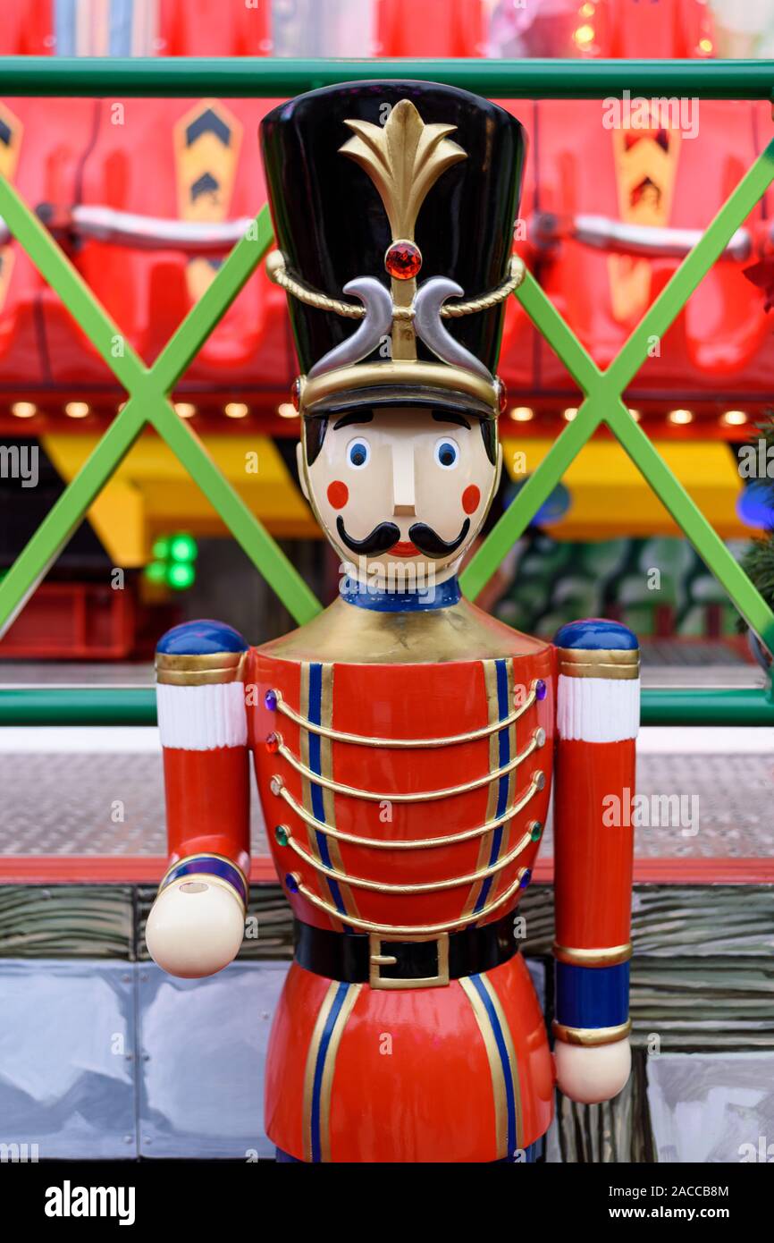 En bois peint décoratif géant Casse-noisette figure exposée sur un marché de Noël à Paris, France. Banque D'Images