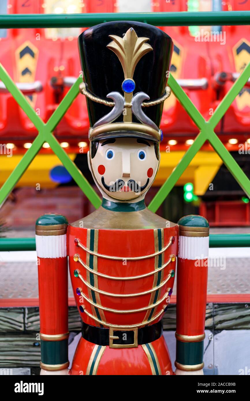 En bois peint décoratif géant Casse-noisette figure exposée sur un marché de Noël à Paris, France. Banque D'Images
