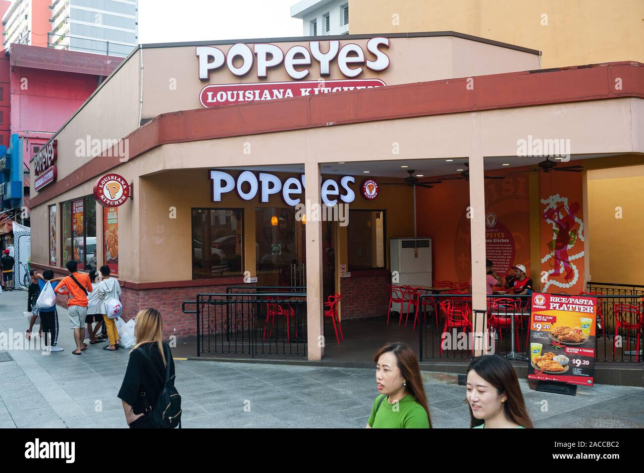 07.11.2019, Singapour, République de Singapour, en Asie - les gens passent devant un Popeyes fast food restaurant dans le centre ville. Banque D'Images