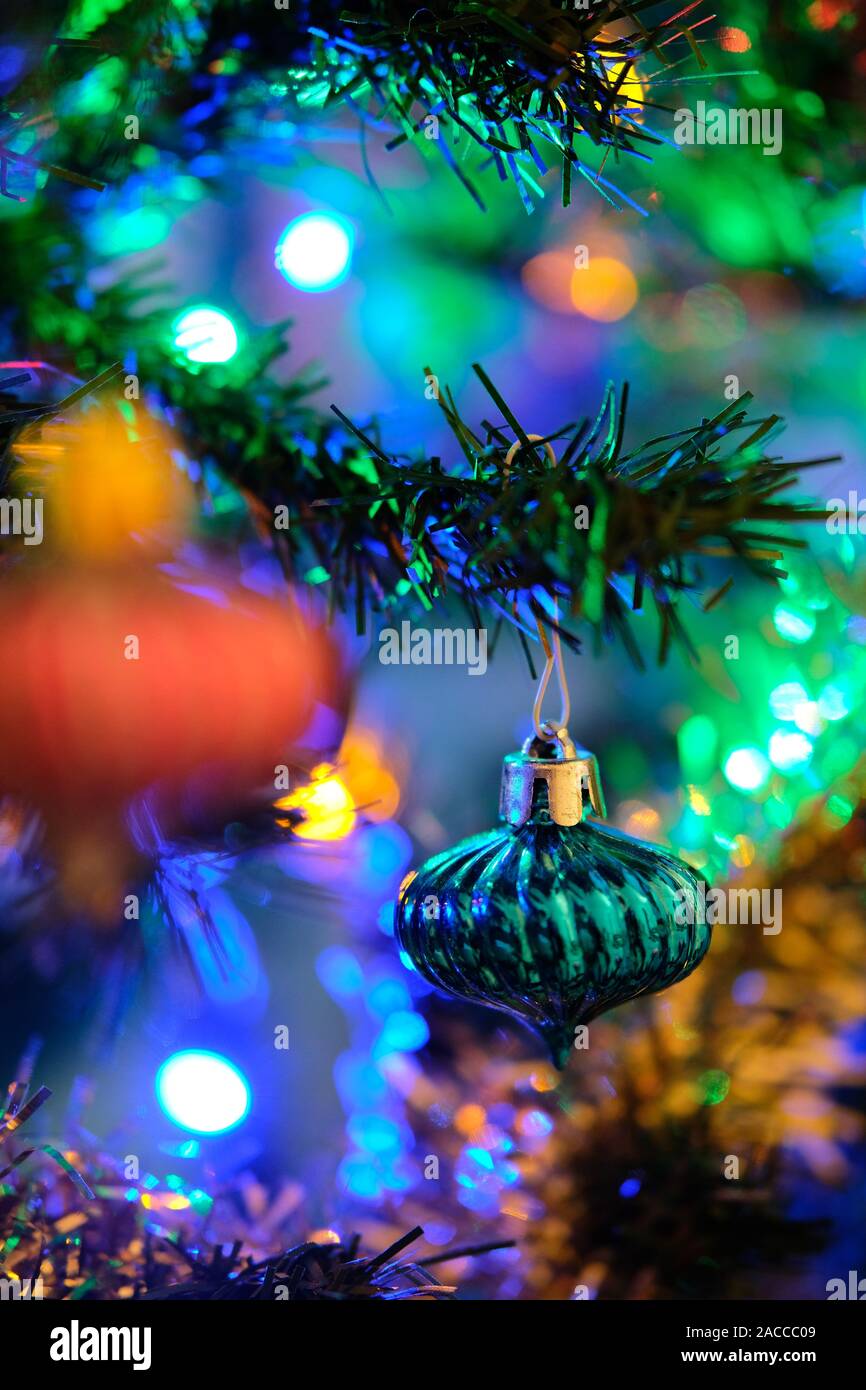 Blue Christmas ball decoration pendus à un arbre de Noël avec un joli arrière-plan flou Banque D'Images