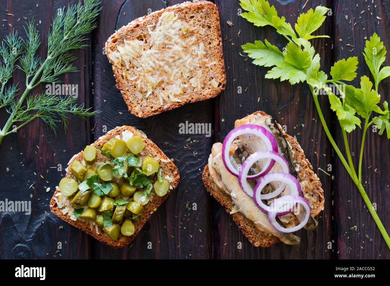 Sandwich avec l'ail, avec des anchois et de cornichons au vinaigre de persil Banque D'Images