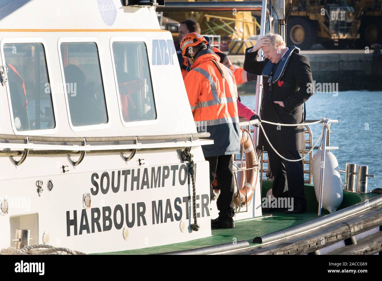 Premier ministre Boris Johnson à bord d'un bateau au cours d'une visite du port de Southampton, tandis que sur la campagne électorale générale trail. Banque D'Images