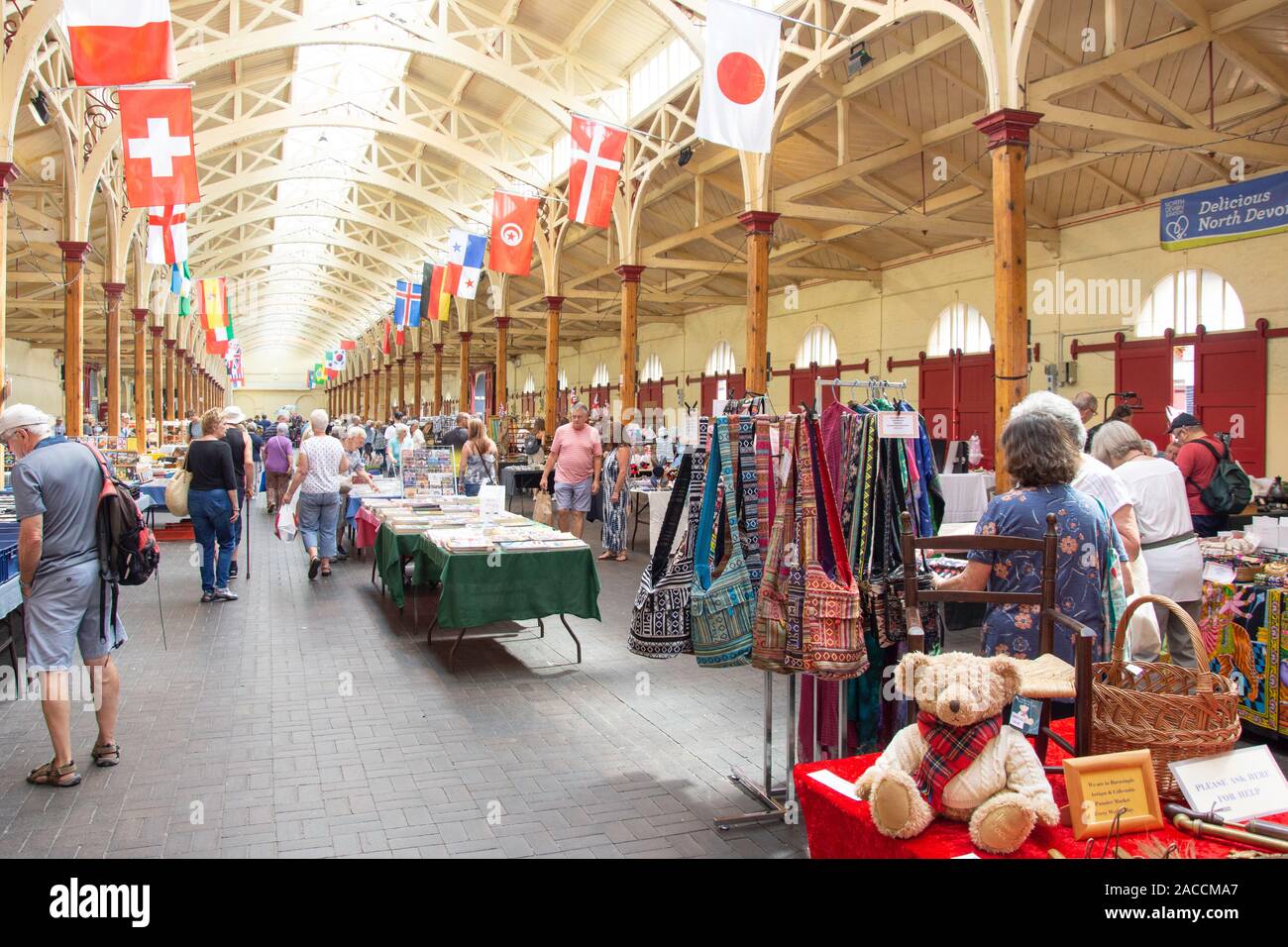 Les étals du marché à l'intérieur du marché de Pannier, Barnstaple, Devon, Angleterre, Royaume-Uni Banque D'Images