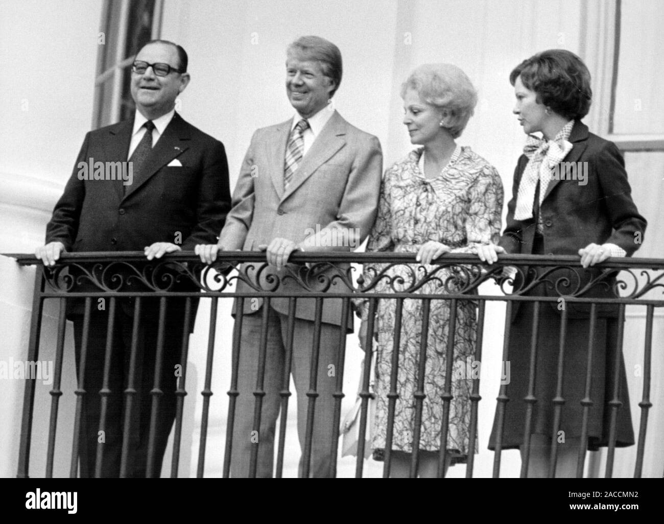 Sep 9, 1977 - Washington, District of Columbia, États-Unis - Le Premier ministre français, Raymond BARRE, le président américain Jimmy Carter, EVA BARRE et la Première Dame Rosalynn Carter salue les spectateurs du balcon de la Maison Blanche. Le président Carter sera l'hôte de la France, pour un dîner d'État plus tard ce soir. (Crédit Image : © Keystone Press Agency/Keystone USA par ZUMAPRESS.com) Banque D'Images