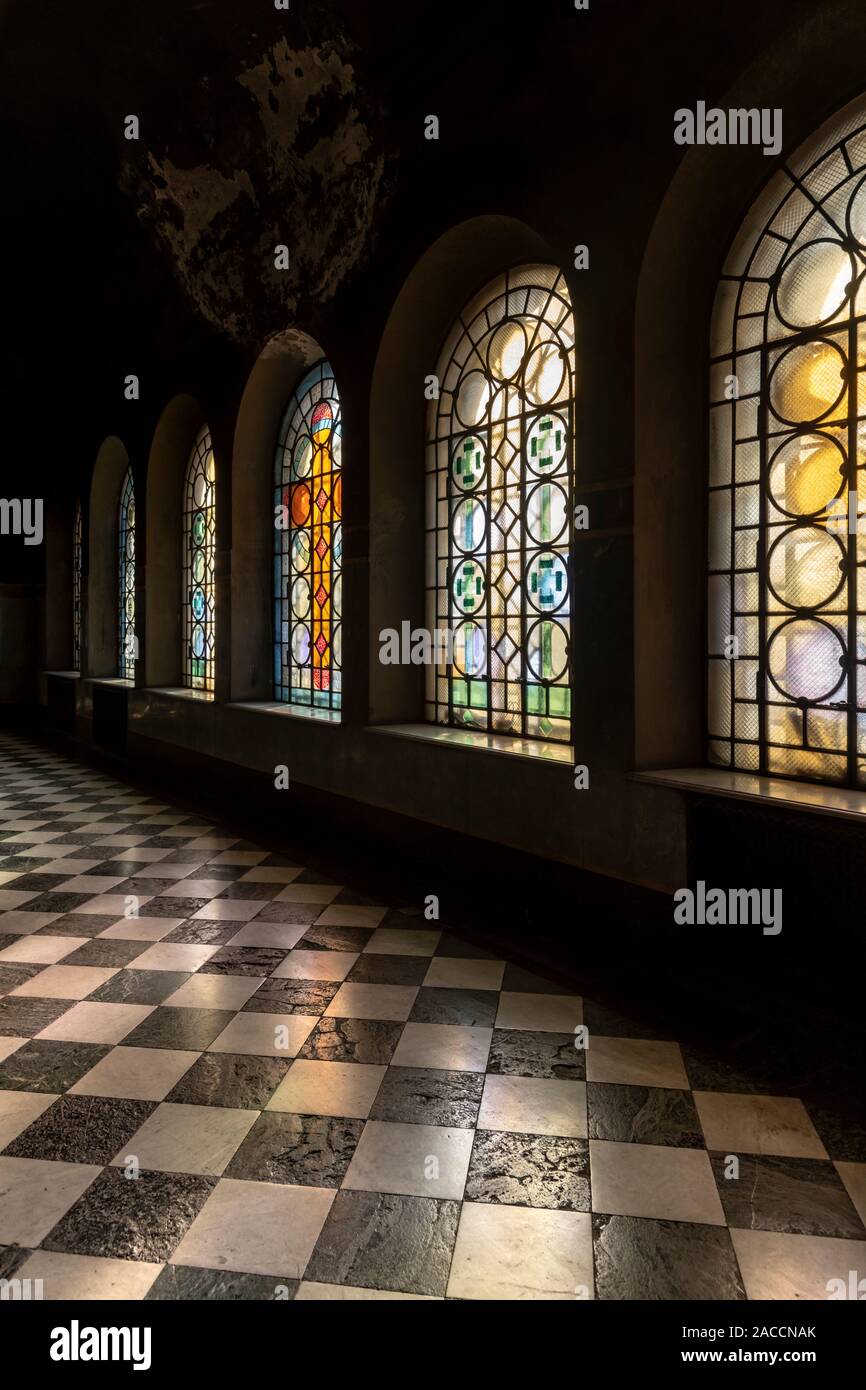 Vitraux et glorieux en marbre à l'intérieur de Saint Aleksandar Nevski Cathedral, Sofia, Bulgarie Banque D'Images