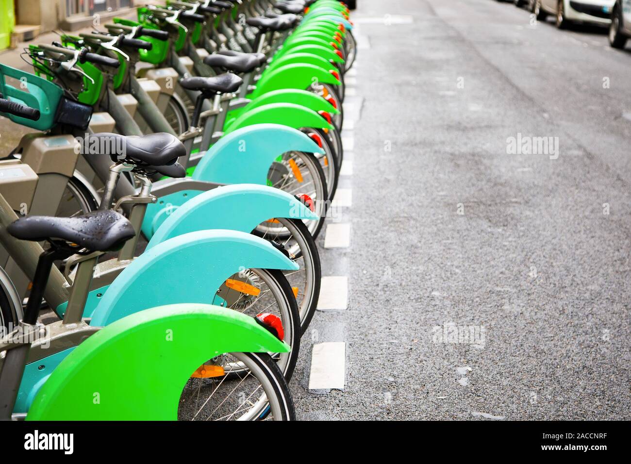 Les vélos électriques vert à louer en centre ville, parking écologique Banque D'Images