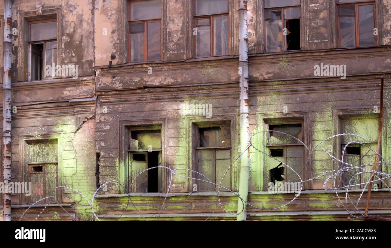 Vieille maison abandonnée avec des murs courbes et Broken windows destiné à la démolition Banque D'Images