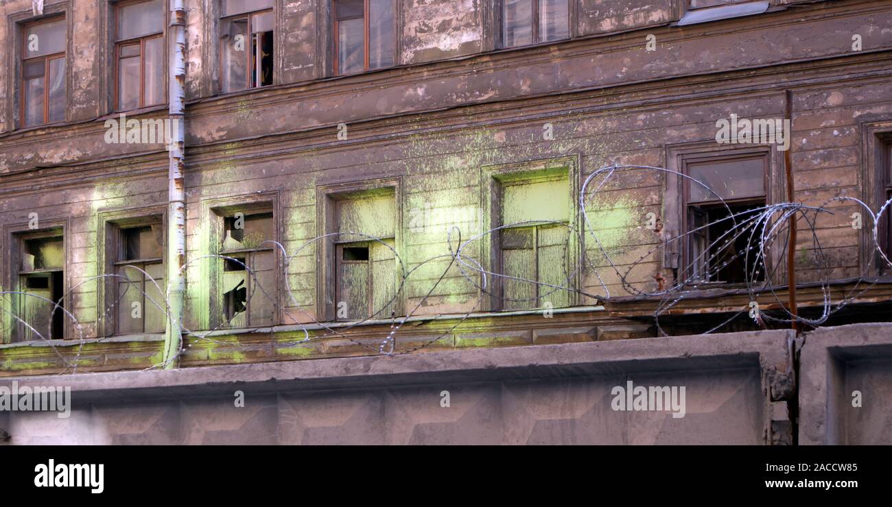Vieille maison abandonnée avec des murs courbes et Broken windows destiné à la démolition Banque D'Images