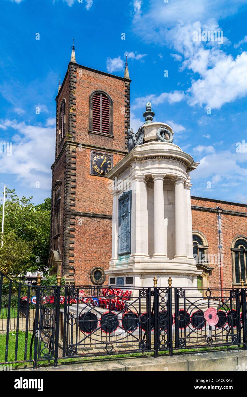 Coquelicot tricoté sculpture Memorial, monument aux morts et église paroissiale Stockton-on Tees, County Durham, Angleterre Banque D'Images