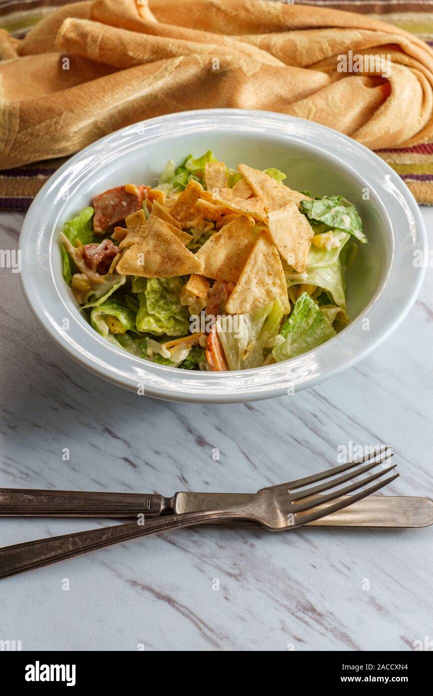 Salade de poulet Santa Fe avec bandes de tortillas et chipotle épicé sauce ranch Banque D'Images