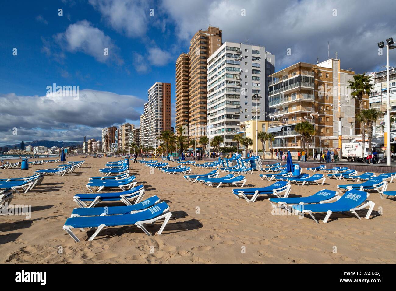 Transats sur la plage de Levante à Benidorm Banque D'Images