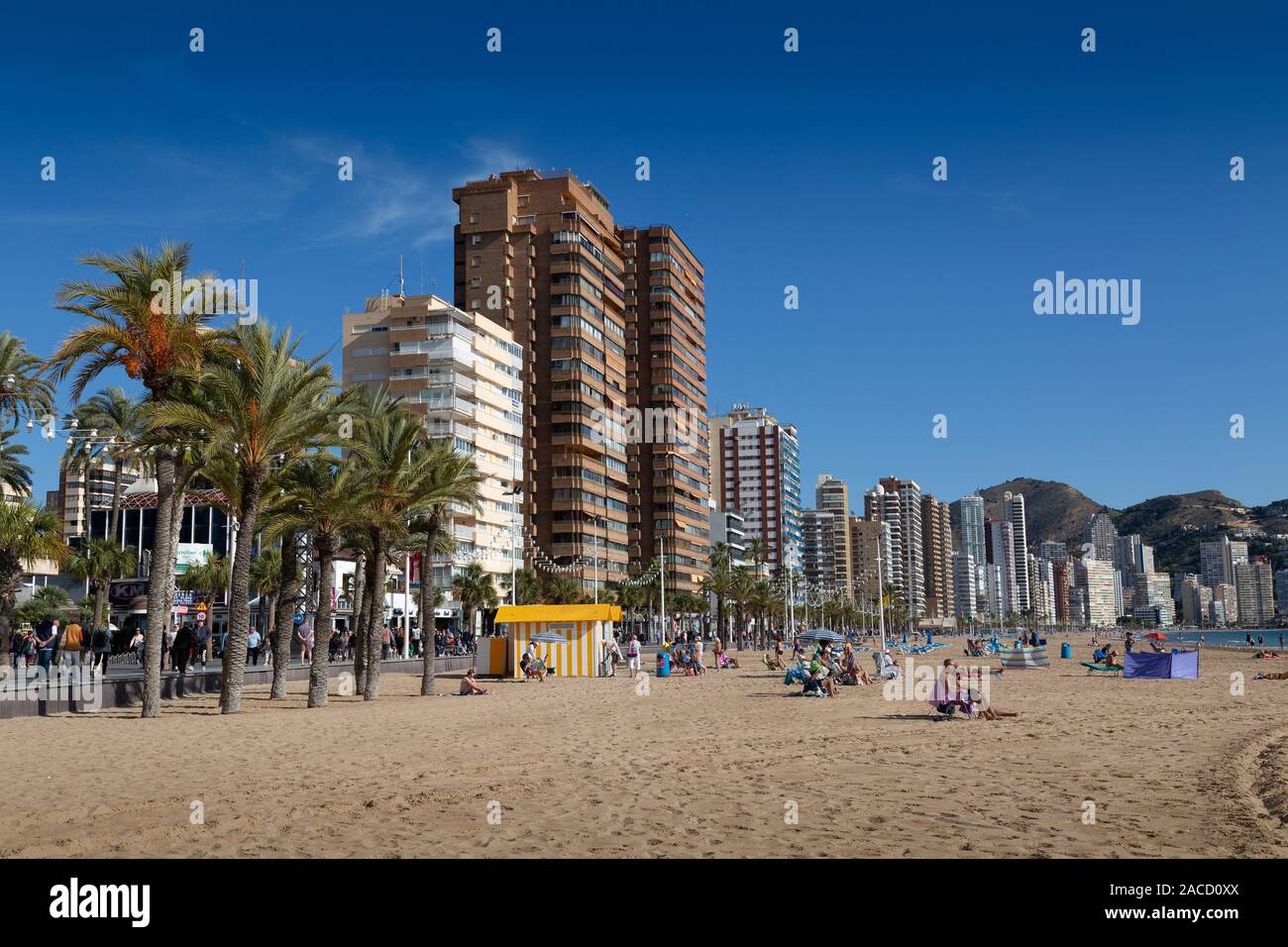 Les touristes se détendre sur la plage de Levante Banque D'Images