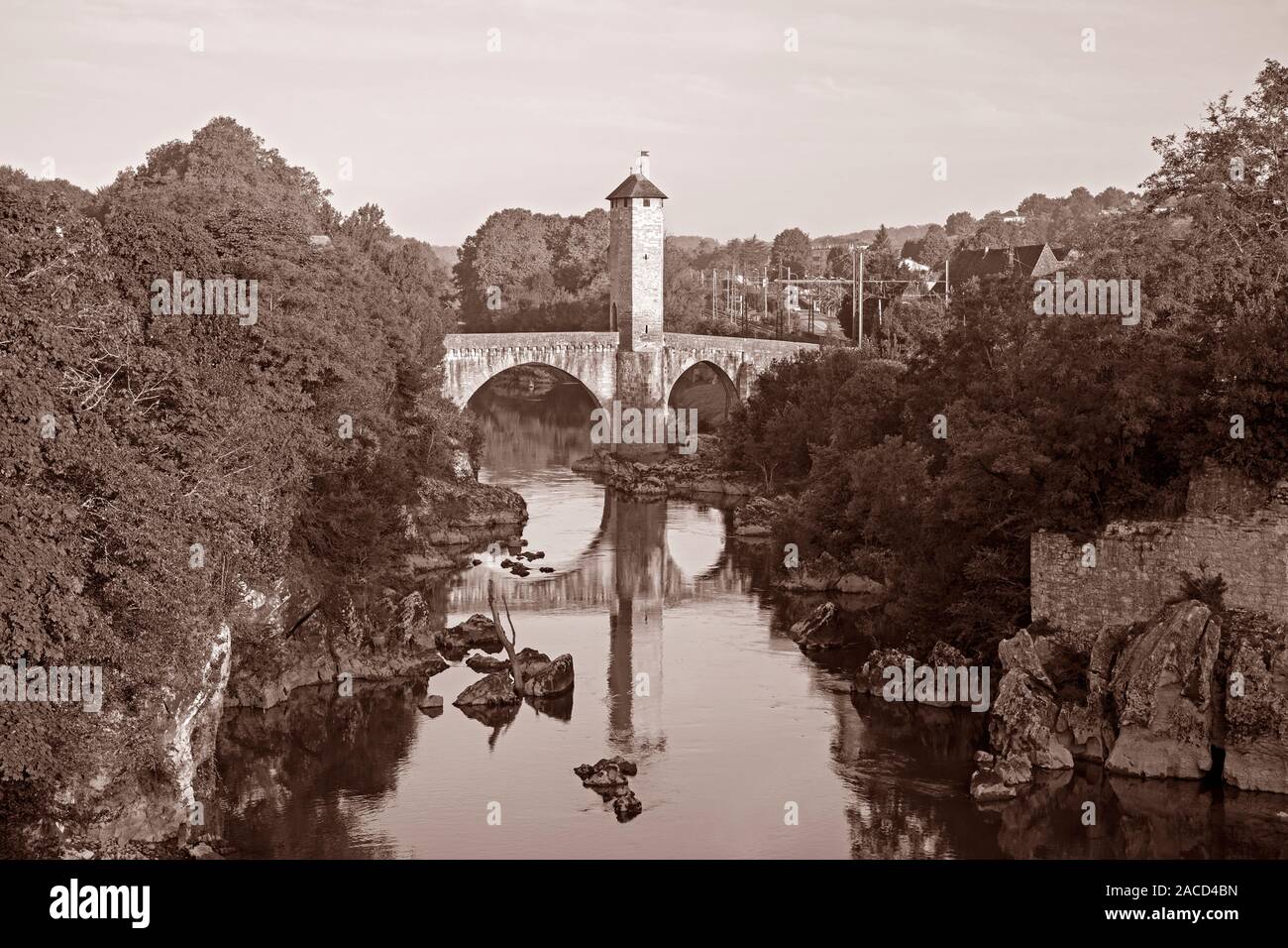 L'Europe, la France, l'Nouvelle-Aquitaine, Orthez, 14e siècle en pierre Pont sur le Gave de Pau Banque D'Images