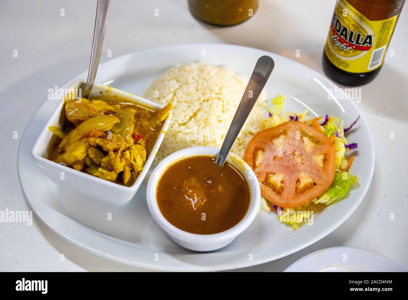 Pollo en salsa criolla, Poulet en sauce créole, Restaurant El Jibarito, San Juan, Puerto Rico Banque D'Images
