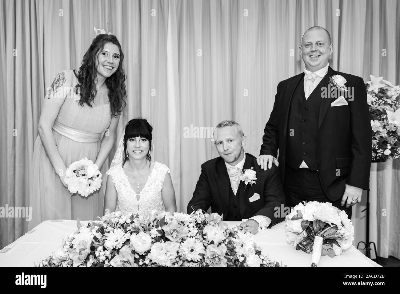 Un couple se marie à l'intérieur lors d'une cérémonie de mariage anglaise traditionnelle au Manor, B & B, Hôtel à Cheadle, Stoke on Trent, Staffordshire Banque D'Images