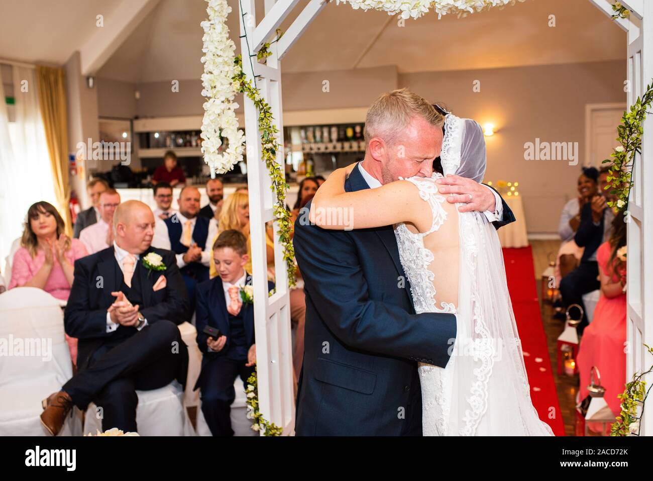 Un couple se marie à l'intérieur lors d'une cérémonie de mariage anglaise traditionnelle au Manor, B & B, Hôtel à Cheadle, Stoke on Trent, Staffordshire Banque D'Images