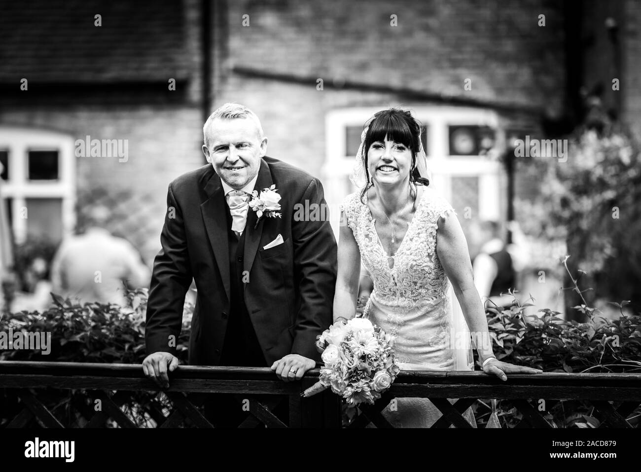 Mariés et mariés posent pour leurs photos après la cérémonie dans les jardins de l'hôtel Manor, B & B à Cheadle, Stoke on Trent, Staffordshire, jour du mariage Banque D'Images