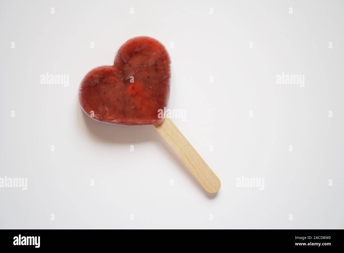 Berry fait maison en forme de coeur de fruits ou de glace glaçon lolly pop ou de la glace sur fond blanc Banque D'Images