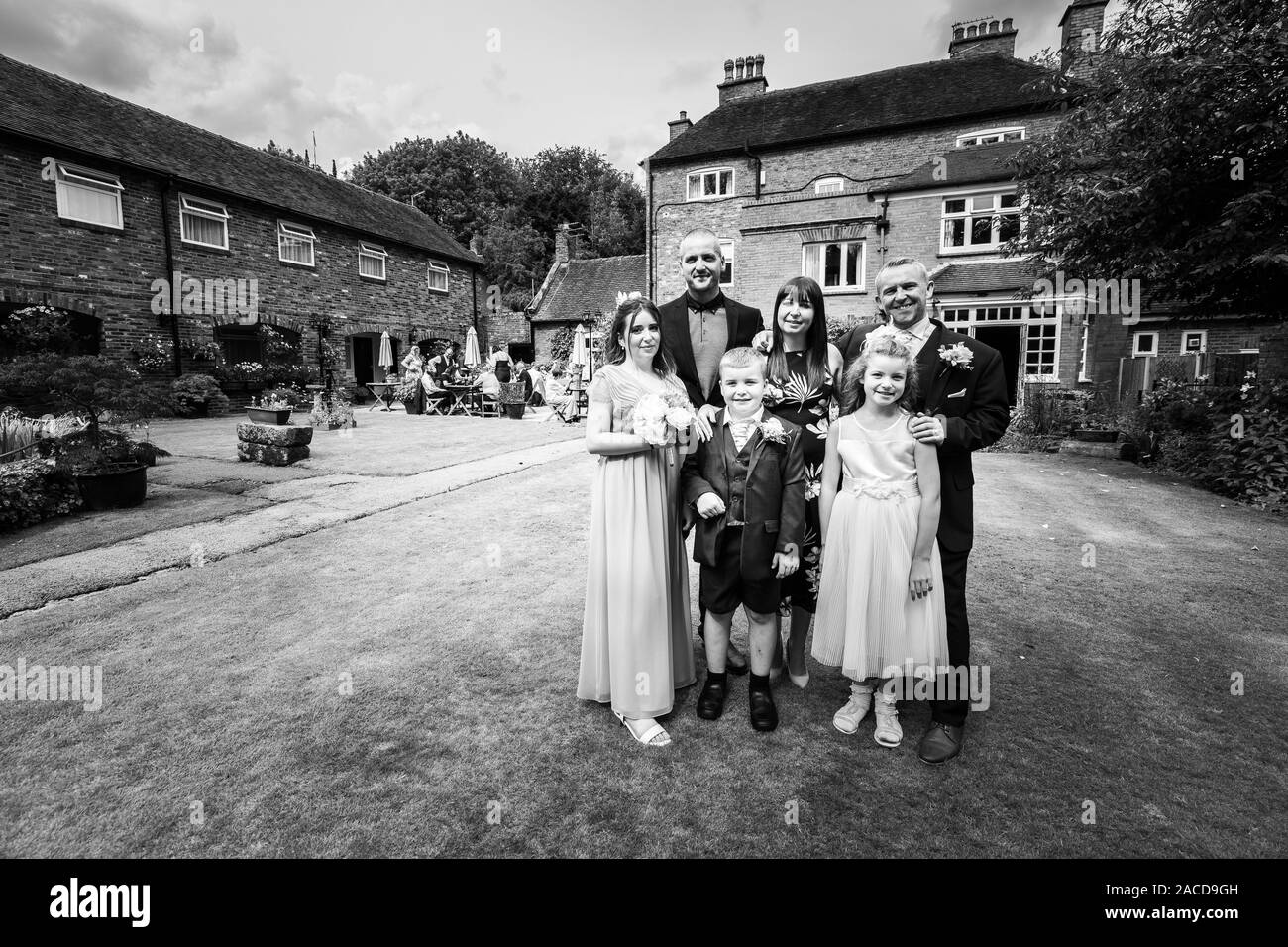 Mariés, mariés et invités de mariage posent pour photo à l'extérieur à l'hôtel Manor, B & B à Cheadle, Stoke on Trent, Staffordshire, jour du mariage Banque D'Images