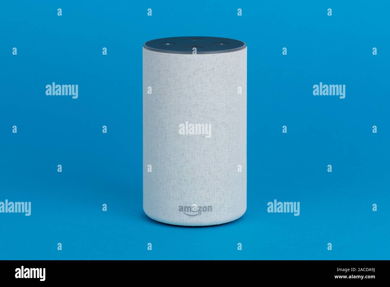 2017 La libération d'un Amazon Echo (2e génération) smart speaker et d'assistant personnel Alexa tourné sur un fond bleu. Banque D'Images