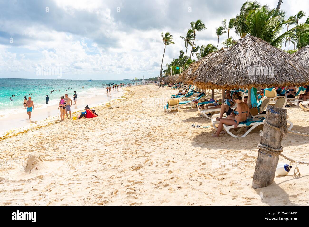 Punta Cana, République dominicaine - 24 octobre 2019 : Touristique bénéficiant d'une plage à Punta Cana, République dominicaine. Banque D'Images