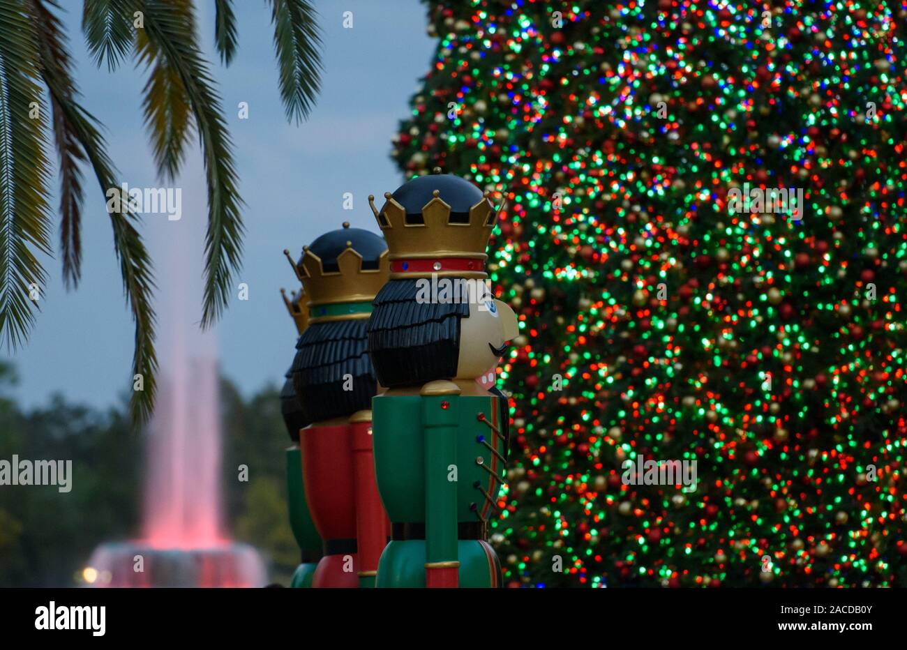 Cassenoix géant et l'arbre de Noël au lac Eola Park dans le centre-ville d'Orlando, en Floride. Banque D'Images