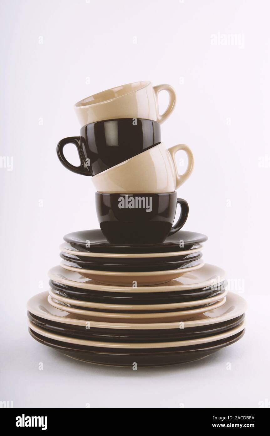 Pile de vaisselle propre en brun et beige - dîner et les plaques latérales des soucoupes et tasses - mix and match de vaisselle de table ou de la vaisselle Banque D'Images