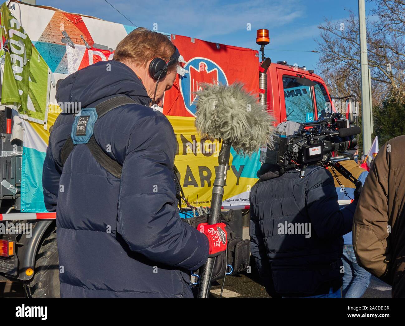 Braunschweig, Allemagne, le 30 novembre, 2019. : TV crew, Cameo homme avec magnétoscope et ingénieur du son avec micro avec pare-brise, au bord d'un Banque D'Images