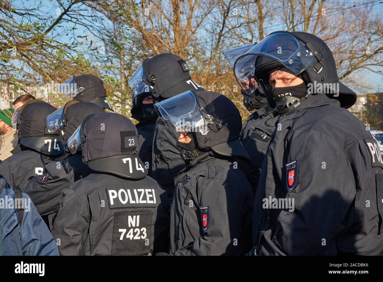 Braunschweig, Allemagne, le 30 novembre., 2019 : policiers masqués avec masque et casque en uniforme noir Banque D'Images