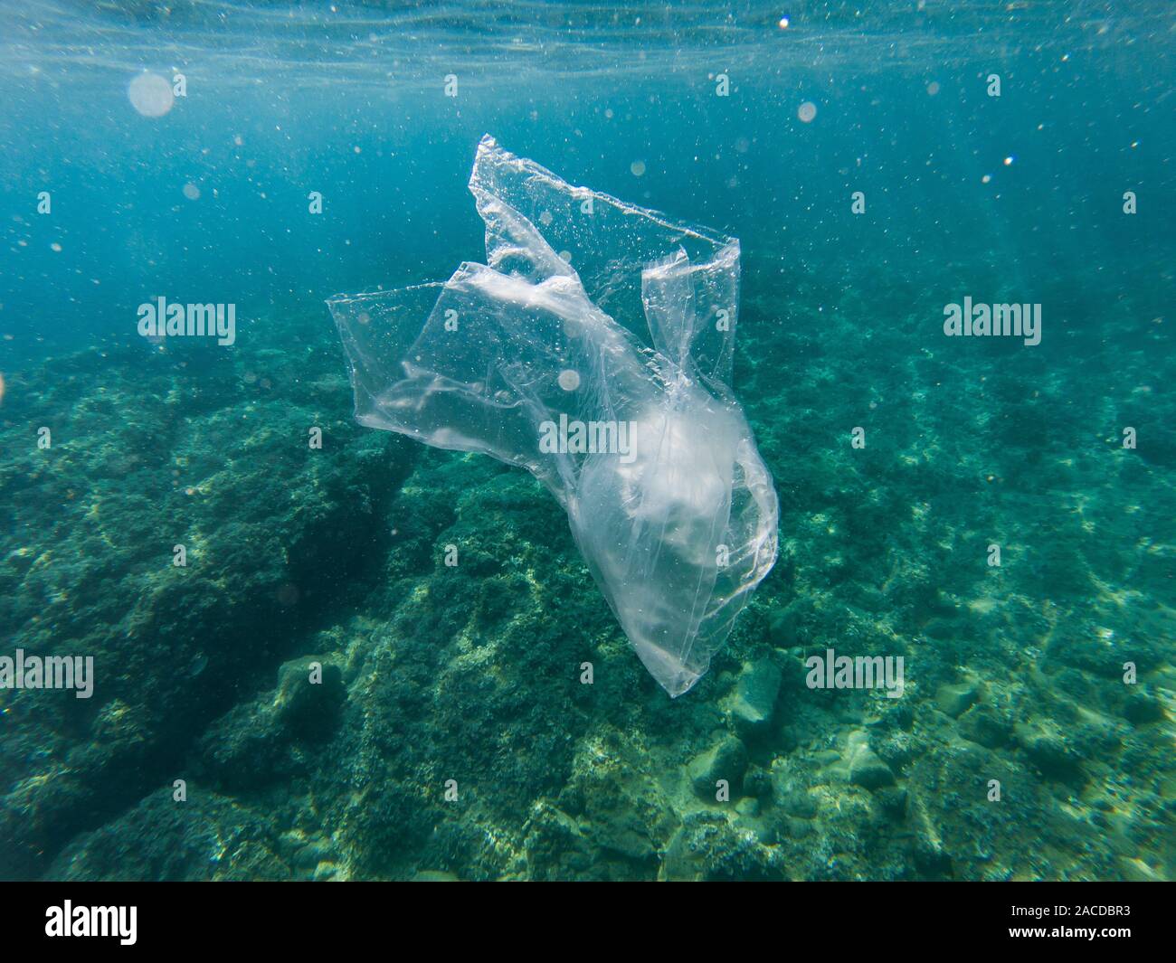 Sac en plastique flottant dans la mer Méditerranée, la Catalogne, Espagne. L'eau est polluée par des plastiques à usage unique. Réutiliser, réduire, recycler Banque D'Images