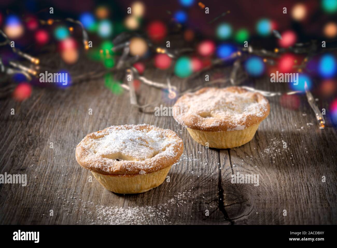 Petits pâtés traditionnels avec fairy lights à Noël. Banque D'Images