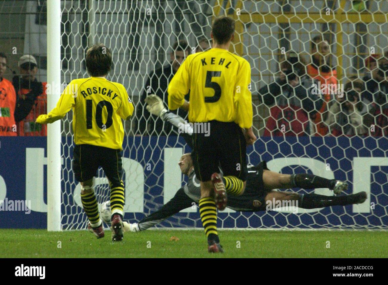 Westfalestadion Dortmund Allemagne 30.10.2002, Football : saison 2002-2003, la Ligue des Champions (BVB Borussia Dortmund, jaune) contre Arsenal FC (ARS, rouge) 2:1 ; Tomasz ROSICKY (BVB, à gauche) marque un but Banque D'Images