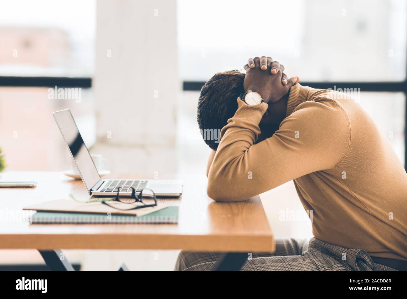 Épuisé african manager se sentir triste et désespéré Banque D'Images