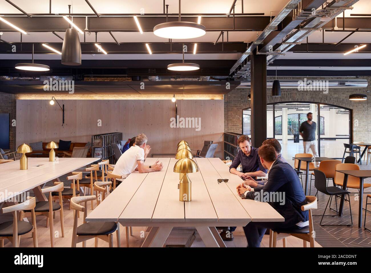 Table commune au rez-de-chaussée. Devon House, Londres, Royaume-Uni. Architecte : Stiff  + Damien Vorreux architectes, 2019. Banque D'Images