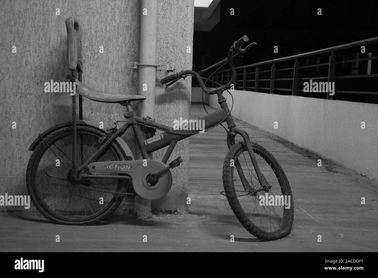Vieux Vélo garé dans le bâtiment Banque D'Images